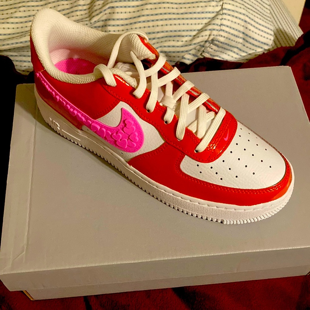Big kids Nike Air Force 1s picante red/pink spell/white